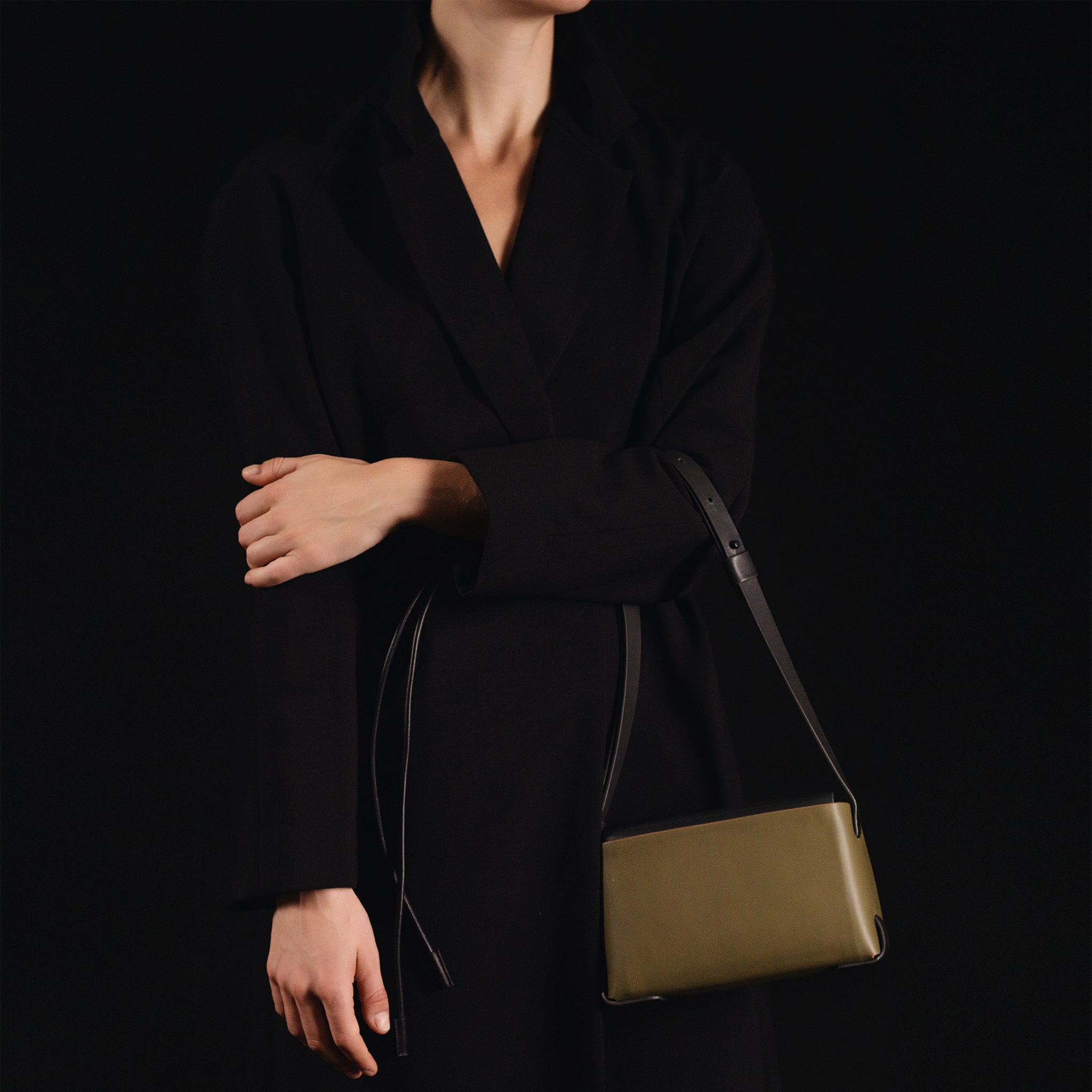 Élan small crossbody bag in Concrete Sage