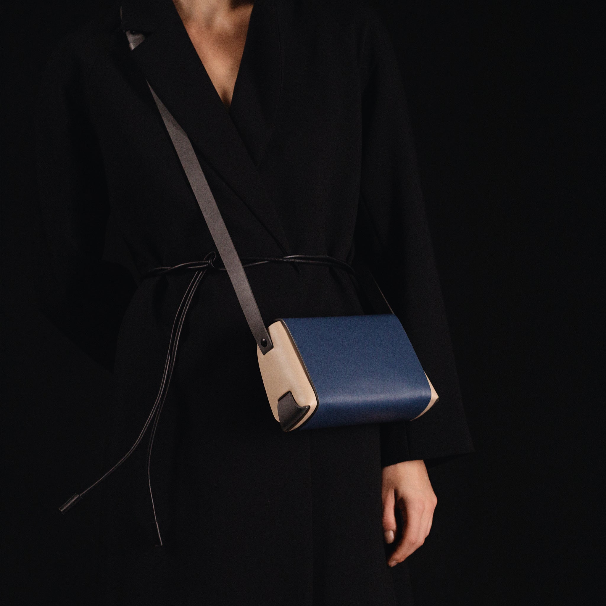 PRE ORDER - Éclat small crossbody bag in Skyline Dust