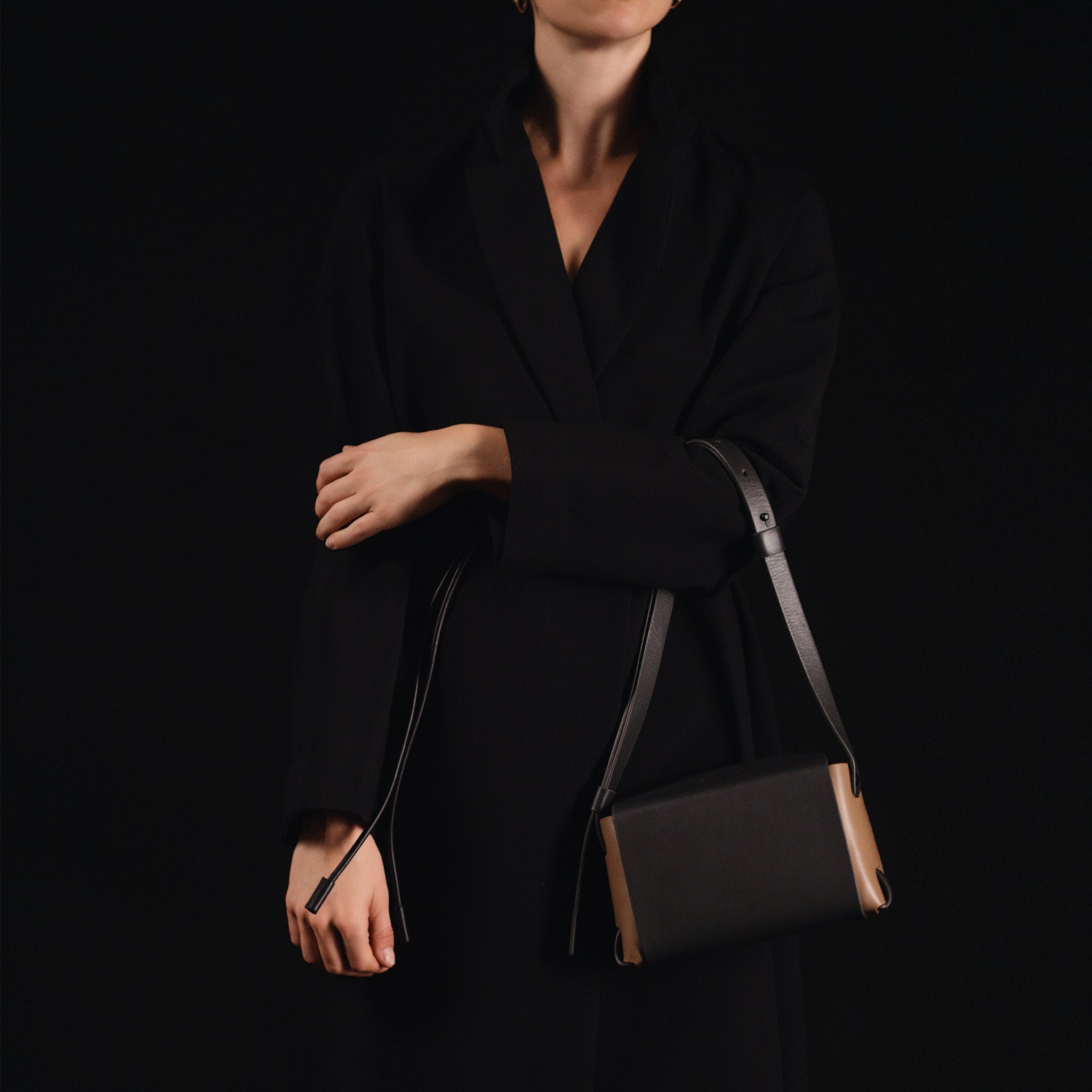 Éclat small crossbody bag in Asphalt Espresso