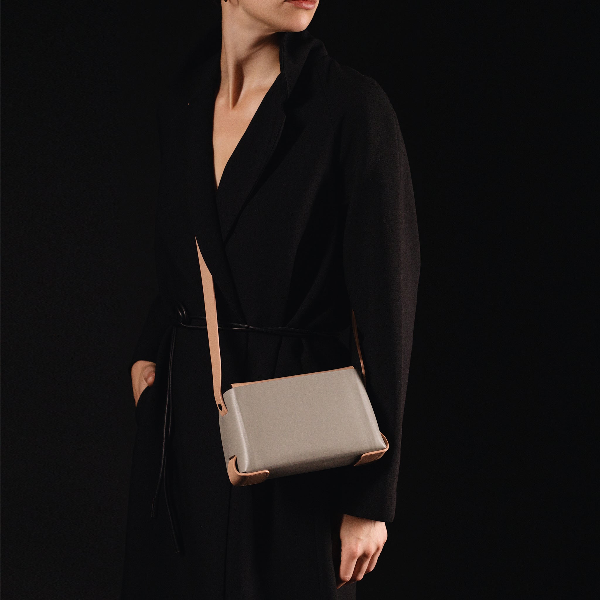 PRE ORDER - Élan small crossbody bag in Metro Rose