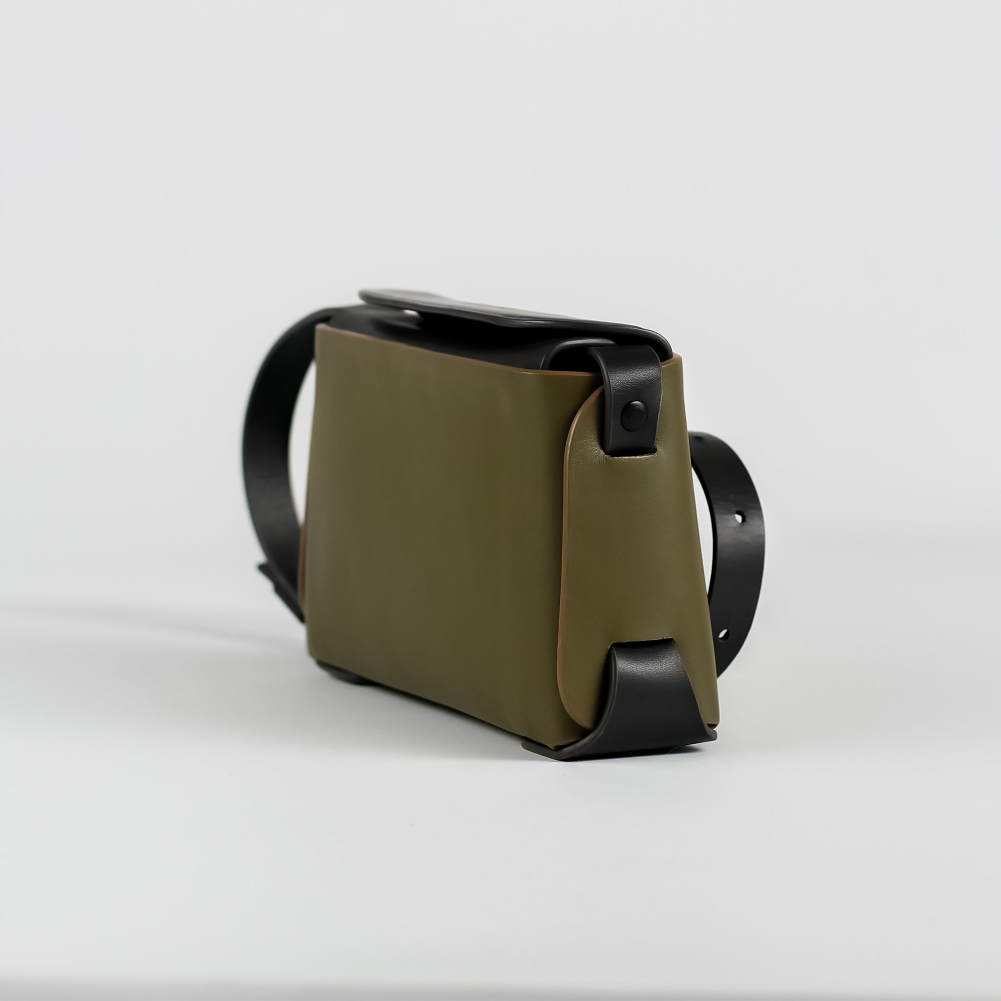 PRE ORDER - Élan small crossbody bag in Concrete Sage