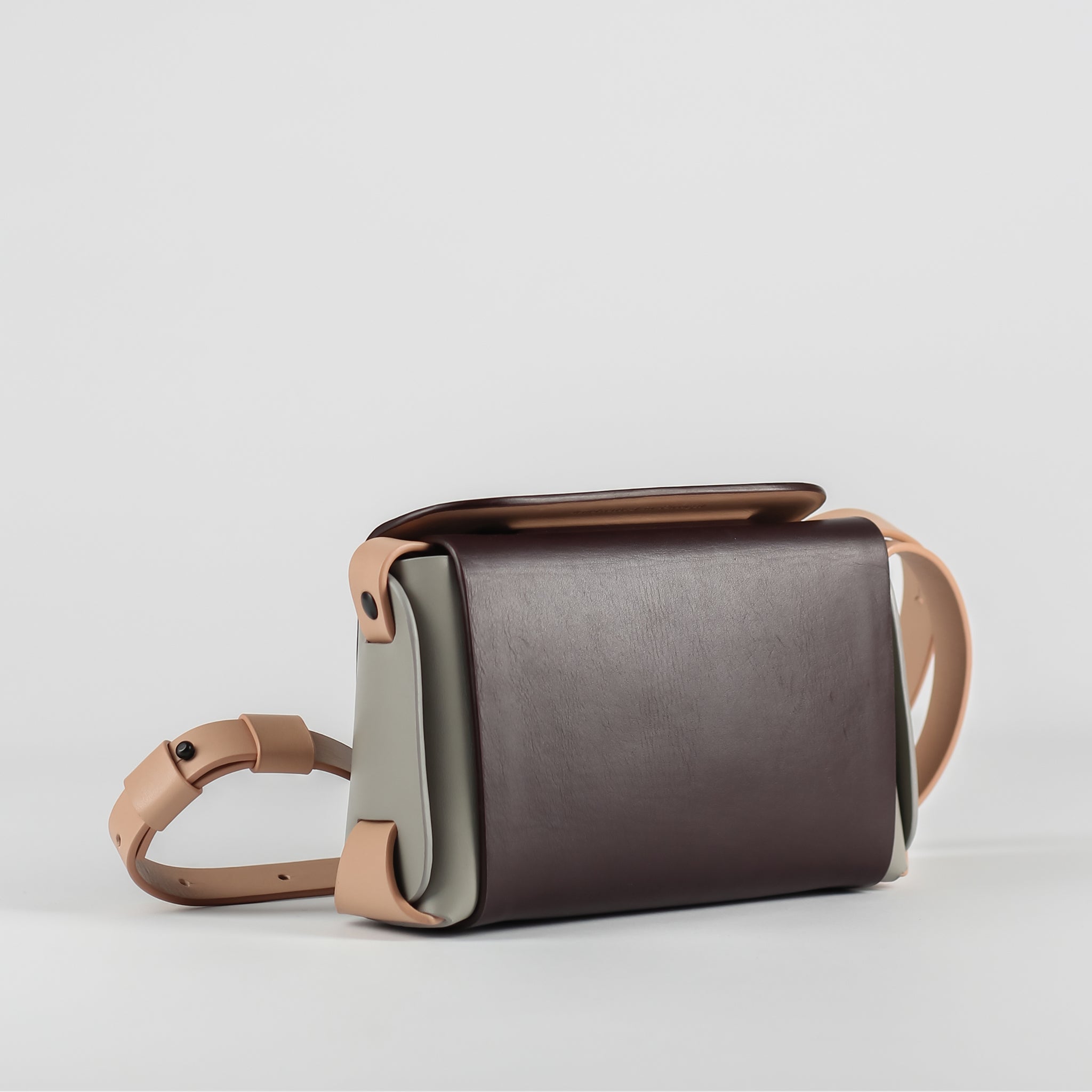 PRE ORDER - Éclat small crossbody bag in Metro Rose