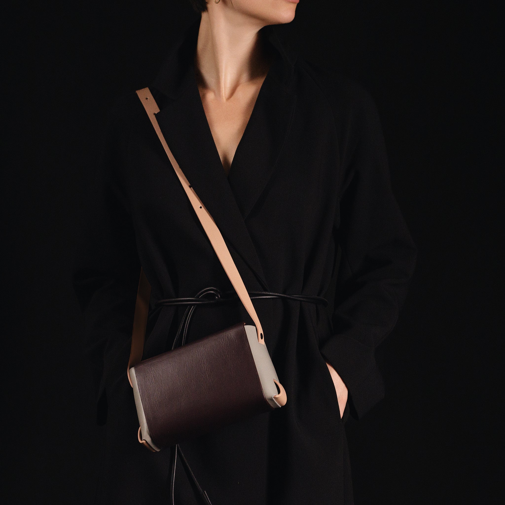 PRE ORDER - Éclat small crossbody bag in Metro Rose