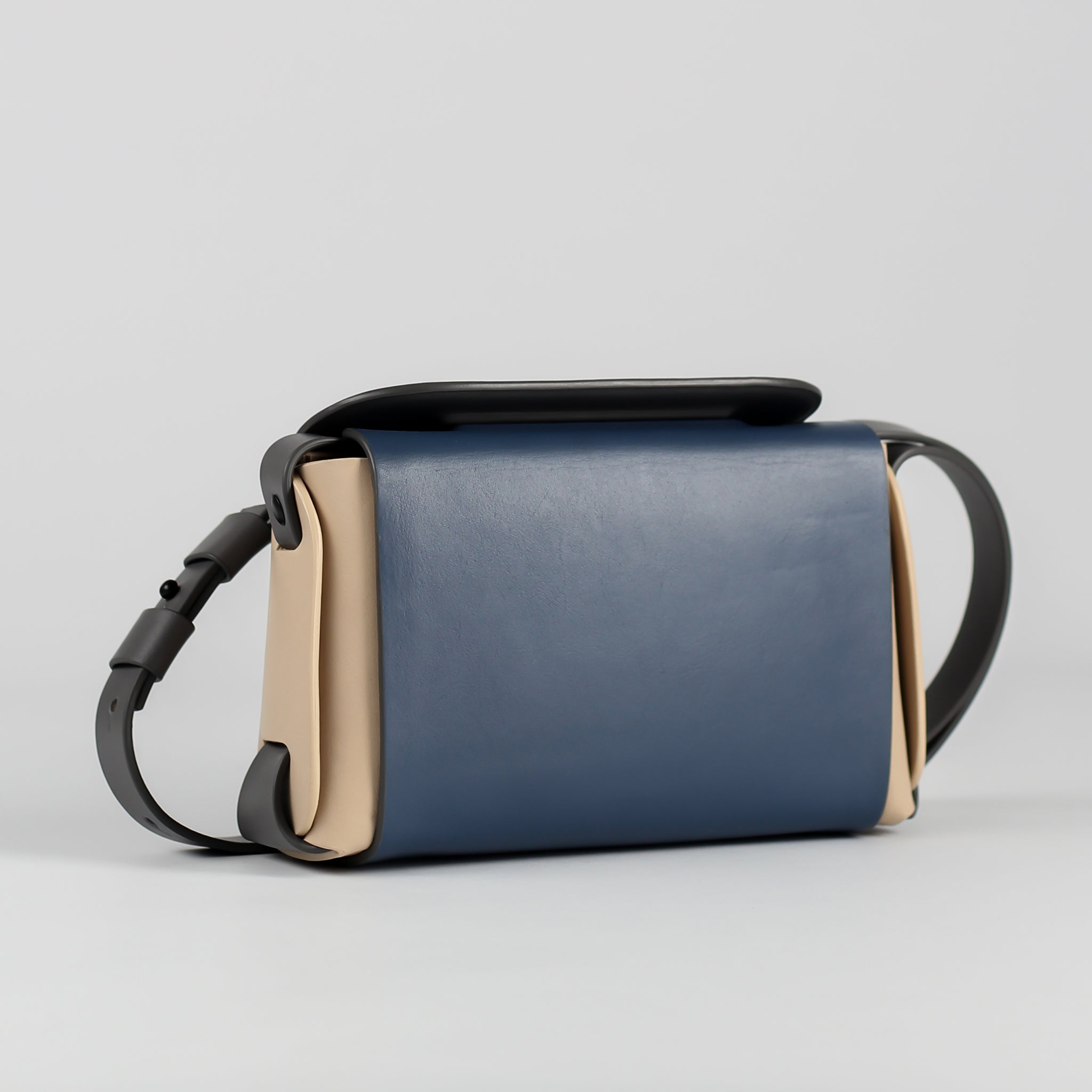 PRE ORDER - Éclat small crossbody bag in Skyline Dust